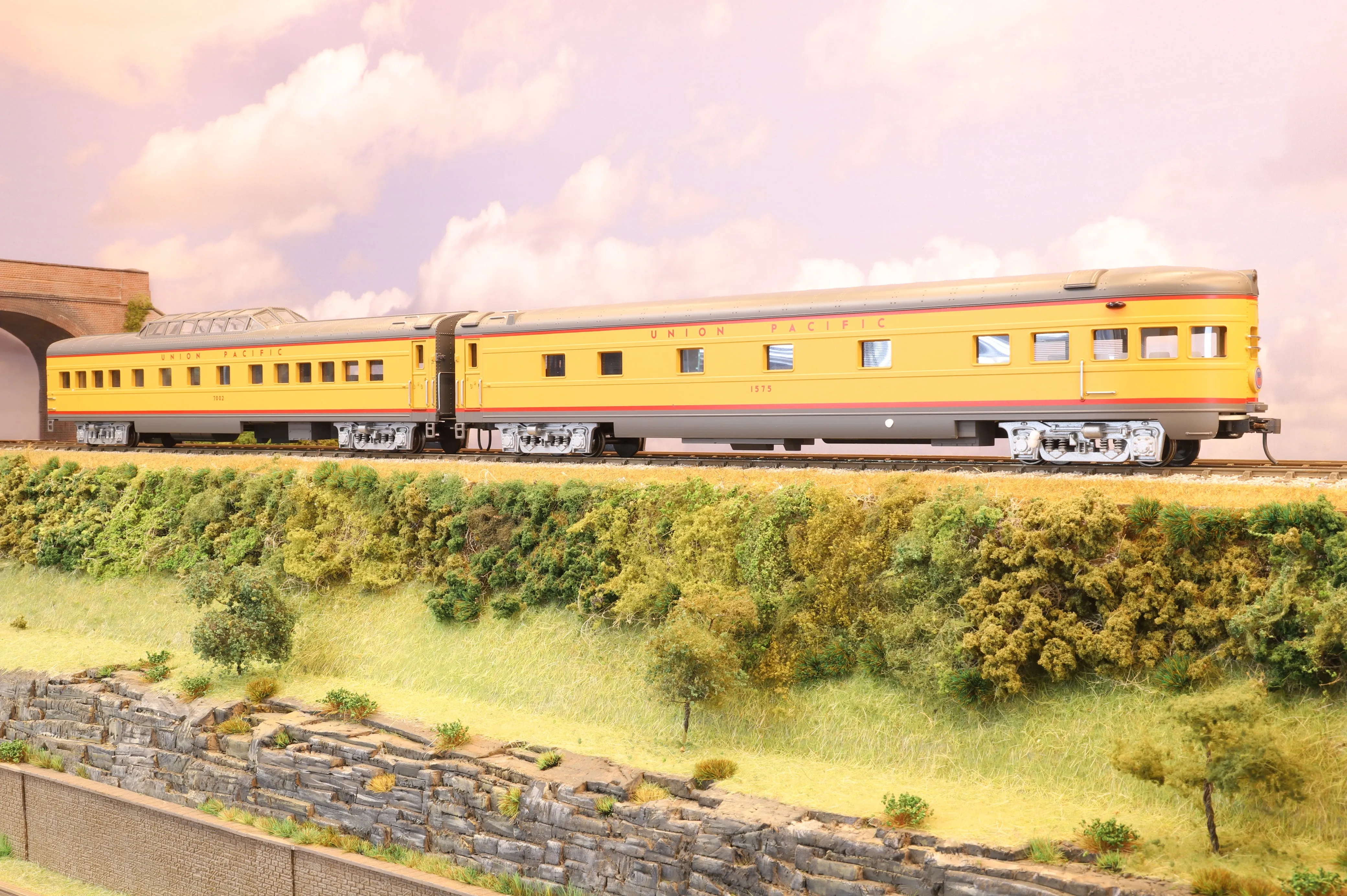 MTH Finescale O Gauge Pack of 2 x Union Pacific Coaches (incl. Domed Observation Car and Lounge Car)